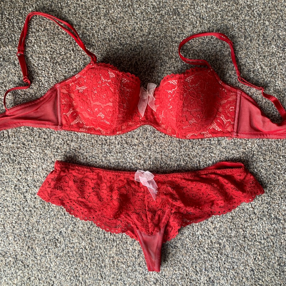 Perfect for Valentine’s Day- Wacoal’s b.temptd 32D Bra/Panty Set
